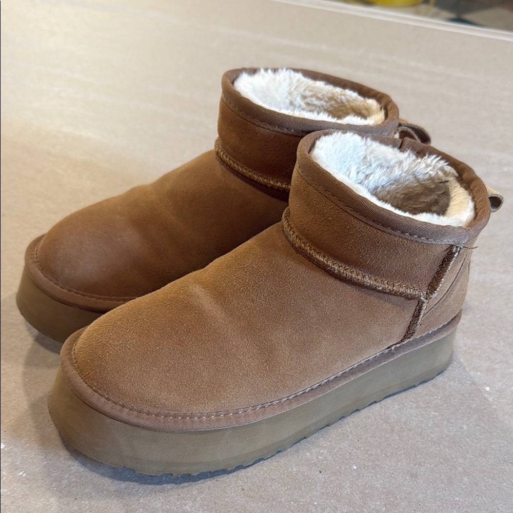 Women’s size 7 UGGS